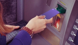 Sau khi rút tiền xong tại cây ATM, 4 lưu ý vàng để tránh gặp phải rủi ro không đáng