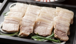 Chị em nội trợ nên biết: Luộc thịt ba chỉ đừng quên bỏ thứ này, thành phẩm sẽ ngon - thơm