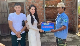 Xôn xao hình ảnh Công Vinh - Thủy Tiên 'âm thầm' đi trao tiền từ thiện giữa ồn ào đếm thiếu tiền