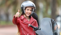 5 mẹo cho tóc hết dầu, không bết dính dù phải thường xuyên đội mũ bảo hiểm trong mùa hè