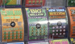 Liên tiếp trúng xổ số, một người phụ nữ trúng giải độc đắc trị giá 2 triệu USD sau 10 năm