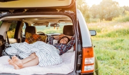 Có nên bật điều hòa để ngủ trong xe ô tô đã dừng hay không? 6 mẹo giữ an toàn cần nắm rõ