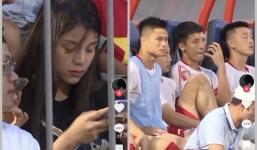 Vợ Bùi Tiến Dũng xuất hiện trên khán đài cổ vũ cho chồng, thái độ ra sao sau bài đăng gây bão mạng?