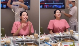 Hoa hậu Thanh Thủy gặp sự cố hài hước ở nhà hàng nhưng fan lại nhận xét 'cười giống Chi Pu'