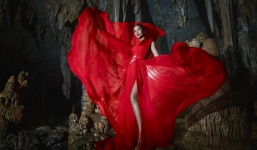 H'Hen Niê tung loạt ảnh tuyệt đẹp ở Quảng Bình, nói rõ lý do được mặc váy chụp trong hang động