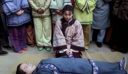 Vì sao người nghèo ở thời phong kiến có tục 'bán thân chôn cha' dù thời xưa đất rộng người thưa?