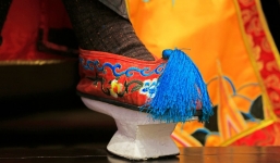 Vì sao phi tần nhà Thanh lại chuộng giày hoa bồn cao lênh khênh, rất khó đi lại?