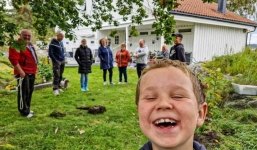 Dùng máy dò kim loại tìm bông tai bị rơi, một gia đình ở Na Uy phát hiện kho báu Viking 1.200 năm tuổi