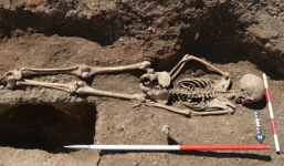 Giải mã bộ hài cốt từ thời trung cổ của thiếu nữ 15 tuổi bị chôn úp xuống đất