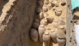 Khai quật lăng mộ nữ hoàng Ai Cập, chuyên gia sửng sốt phát hiện hàng trăm bình rượu 5000 năm tuổi, có bình còn cả niêm phong