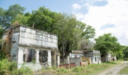 Khám phá bên trong 'thị trấn ma' bị bỏ hoang, phủ đầy cỏ dại sau thảm kịch Armero 38 năm