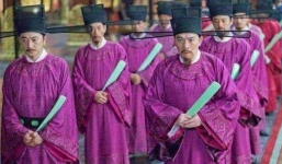 Vì sao quan lại thời xưa lại cởi giày khi vào triều gặp hoàng đế?