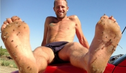 Người đàn ông đi chân trần trong suốt một thập kỷ, bị hiểu nhầm là người vô gia cư