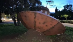 Phát hiện vật thể lạ nghi của người ngoài hành tinh rơi trong khuôn viên trường đại học