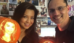 Bỏ công việc môi giới ổn định, người đàn ông kiếm được 1 triệu đô khi làm nghề khắc bí ngô