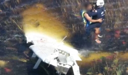 Ly kỳ vụ cứu hộ một phi công bị mắc kẹt giữa đầm lầy toàn cá sấu sau khi chiếc máy bay bất ngờ bị rơi