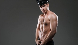 Một sĩ quan cảnh sát bị nhầm là vũ công thoát y, được hội chị em vây kín, biểu cảm ngại ngùng nói lên tất cả