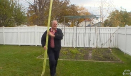 Quả bí xanh dài 2,4m ở Canada, liệu có thể phá kỷ lục Guinness thế giới?