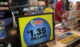 Người đàn ông trúng giải độc đắc 1,35 tỷ USD, vợ lại lén lút tiết lộ bí mật gây ra hậu quả khủng khiếp