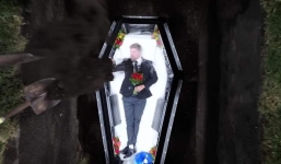 YouTuber giàu nhất thế giới thực hiện thử thách bị chôn sống 7 ngày trong quan tài trong suốt, bật khóc khi nói điều này