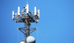 Cô gái trèo lên tháp tín hiệu điện thoại cao 50m để ép bạn trai làm đám cưới gây ùn tắc giao thông