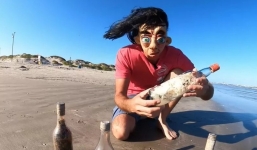 Nhặt được chai thủy tinh chứa vật thể lạ bí ẩn bên trong dạt vào bãi biển nhưng không ai dám mở ra vì lý do này