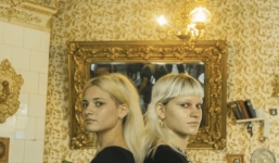 Cặp song sinh bị chia cắt khi mới chào đời đoàn tụ sau 19 năm nhờ một clip TikTok