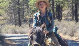 Cô gái sống đời du mục suốt 4 năm, dùng ngựa thay cho xe, ăn thịt động vật chết trên đường