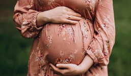 Nữ sinh sinh con giữa giờ thi, tiếng khóc của em bé khiến thầy cô và học sinh hoảng hồn