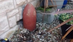 Tá hỏa khi biết món đồ trang trí ở sân vườn lại là quả bom có từ thế kỷ 19