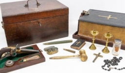  'Bộ dụng cụ tiêu diệt ma cà rồng' thời Victoria với cọc gỗ, nước thánh và cây thánh giá được đem bán đấu giá