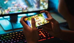 Thần Tài gõ cửa dịp cuối năm: Nằm nhà chơi game trên điện thoại để xả stress không ngờ rinh về 1,8 triệu USD