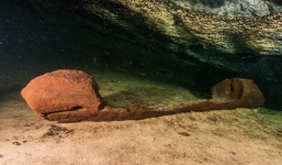 Phát hiện mới về xuồng gỗ của người Maya cổ, là vật đánh dấu cánh cổng dẫn đến thế giới ngầm