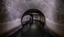 Bé trai 7 tuổi bị rơi xuống cống thoát nước, trôi đi hơn 300m, một lý do giúp sống sót thần kỳ