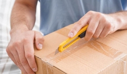 Lên mạng mua đồ trang trí, không ngờ nhận được hai hộp bưu kiện bên trong chứa đầy 'tiền mặt'