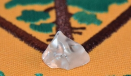 Đi dạo trong công viên, cặp đôi nhặt được viên đá thủy tinh trong suốt, ai ngờ lại là kim cương 4,87 carat siêu hiếm