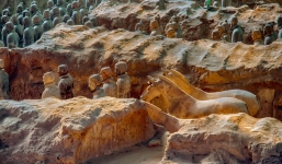 Đang đào cát ven sông, người dân phát hiện tảng đá có khắc chữ, một chi tiết cho thấy liên quan đến Tần Thủy Hoàng