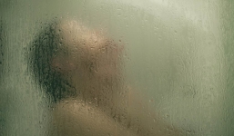 Vợ tắm 10 lần sau đêm tân hôn, chồng lén theo dõi phát hiện sự thật phũ phàng liên quan tới bạn trai cũ