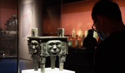 Nông dân đào được vật thể lạ, đem đi kiểm chứng mới biết là bảo vật nghìn năm tuổi