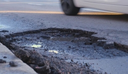 Xe cứu thương vấp phải ổ gà, cụ ông được tuyên bố đã qua đời bất ngờ sống lại như một phép màu