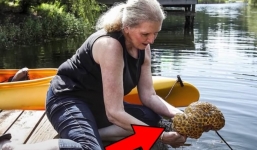 Thấy vợ câu được sinh vật lạ nhão nhoẹt lên khỏi mặt nước, chồng nhìn thấy liền hét lớn