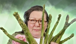 'Nhà tiên tri măng tây' dự đoán về năm 2024 có nhiều điểm trùng hợp với bà Vanga, Nostradamus