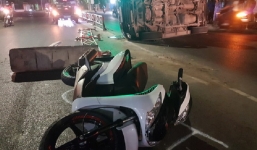 Ô tô biển xanh bất ngờ tông vào dải phân cách rồi lật chắn ngang đường