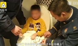 Bé trai 6 tuổi khóc thét trong nhà vệ sinh, người nhà chạy vào nhìn thấy cảnh tượng 'dở khóc dở cười'