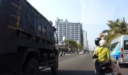 Clip: Đôi nam nữ đi xe máy cầm gạch ném vỡ kính ôtô đang chạy trên đường