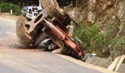 Hi hữu: Máy múc bất ngờ rơi xuống từ xe tải đè chết người đi đường