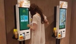 Mặc váy ngủ mỏng nhìn thấu cả nội y đi mua đồ, cô gái gây xôn xao MXH