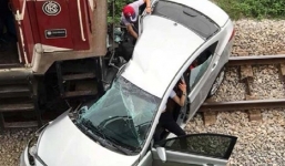 Nguyên nhân ban đầu vụ tàu hỏa tông ô tô ở Hải Dương khiến 2 người tử vong