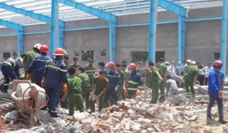 Đình chỉ thi công để điều tra vụ sập tường khiến 6 người tử vong ở Vĩnh Long