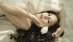 Ngân 98 khoe loạt ảnh 'thiếu vải' trên giường khi vừa được mẹ Lương Bằng Quang khen ngoan